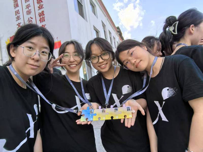 队员们把工作牌拼成一整块拼图