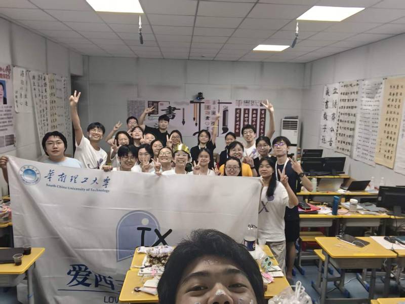 队员们举着会旗为同伴庆祝生日