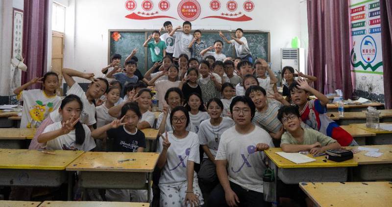 教室里一个班的孩子与支教老师合影