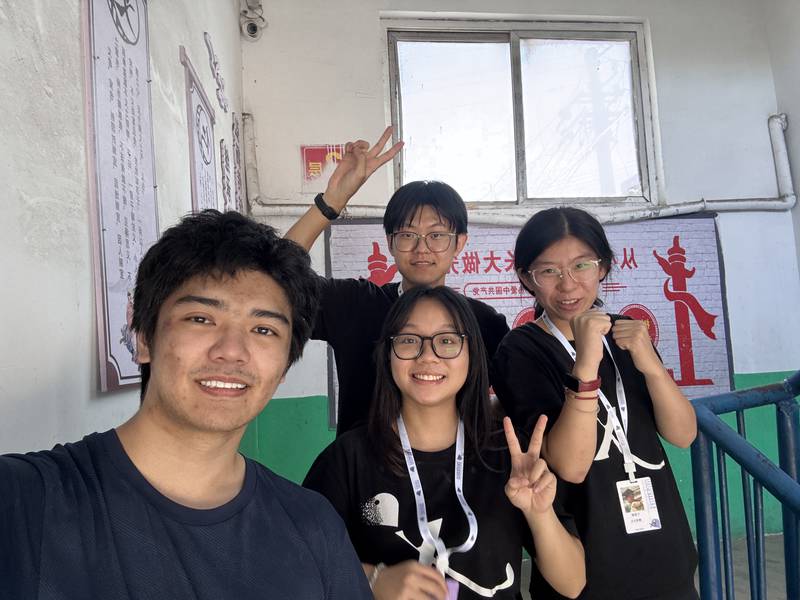 四位领队在教学楼走廊合影