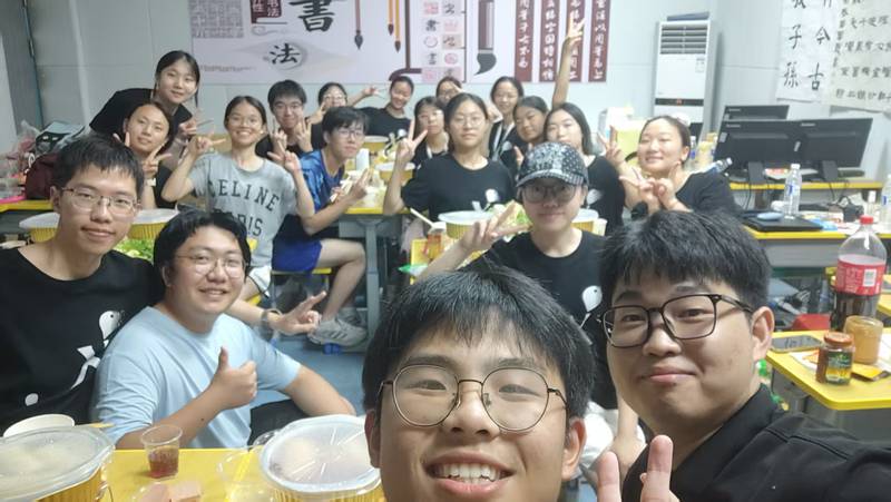 队员们在教室里围坐吃饭