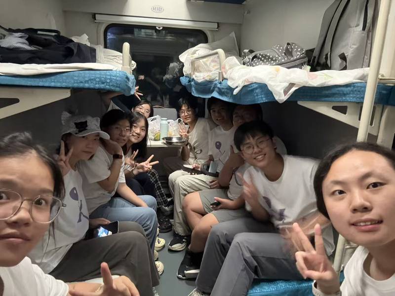 队员在火车硬卧车厢里合影